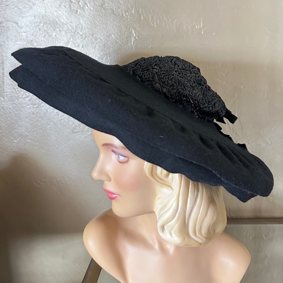 IRRESISTIBLE 1940s' BLACK FELT/STRAW HAT - WIDE DOUBLE FELT BRIM & STRAW CROWN
